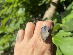Anillo de Cuarzo con Turmalina con detalle