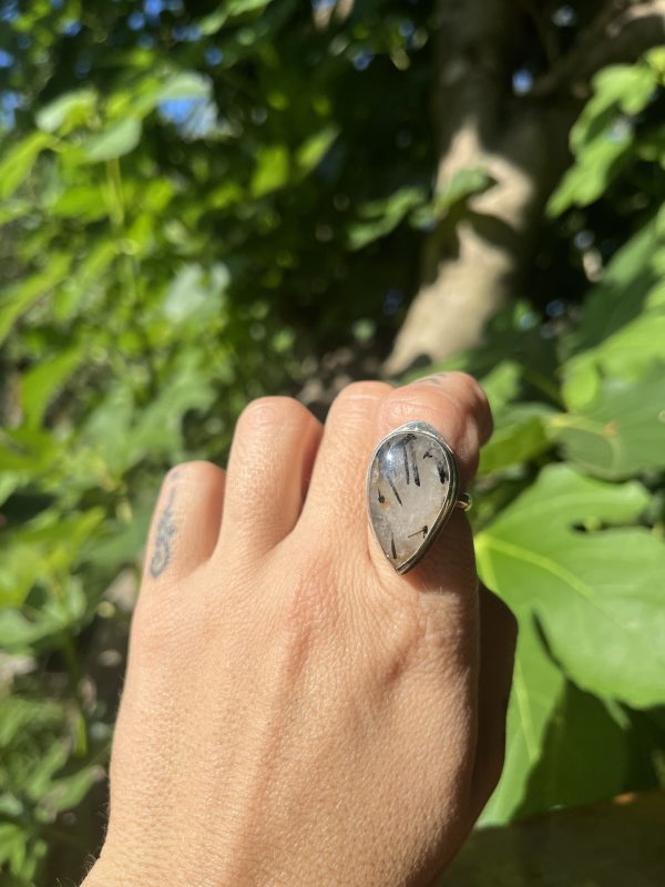 Anillo de Cuarzo con Turmalina con detalle