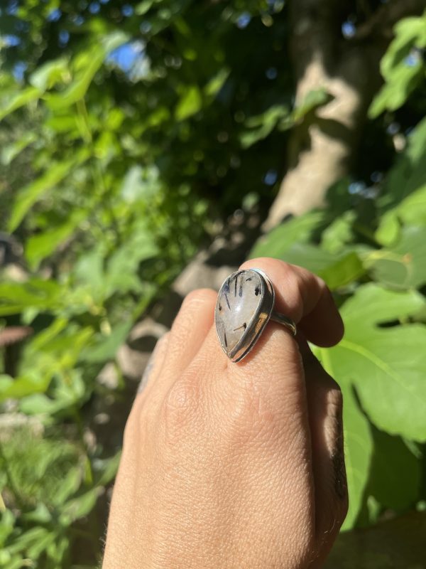 Anillo de Cuarzo con Turmalina con detalle - Imagen 2