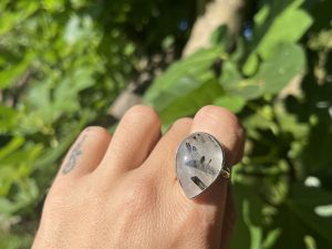 Anillo de Cuarzo con Turmalina
