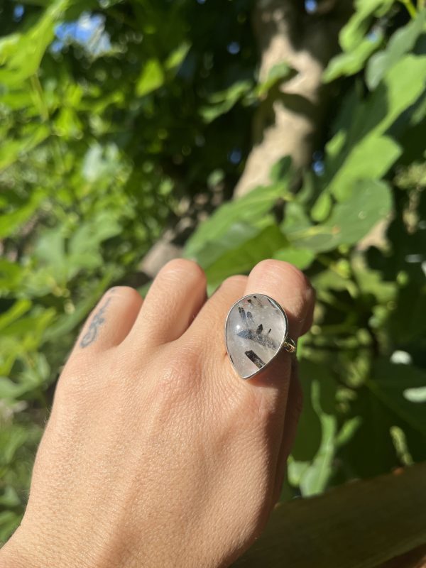 Anillo de Cuarzo con Turmalina