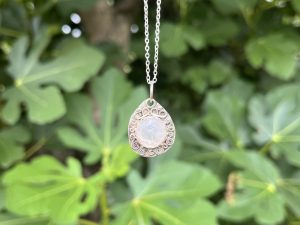 Colgante de Piedra de Luna con espirales