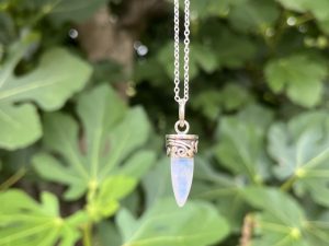 Colgante de Piedra de Luna cuernito