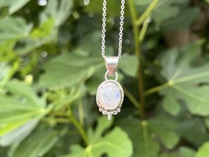 Colgante de Piedra de Luna con detalle