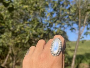 Anillo de Piedra de luna alargadito con bolitas