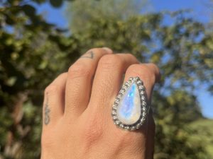 Anillo de Piedra de luna lágrima con bolitas