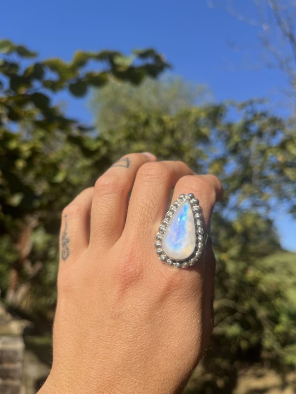 Anillo de Piedra de luna lágrima con bolitas