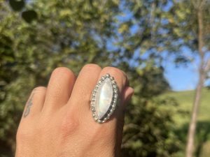 Anillo de Piedra de luna con dos puntas con bolitas