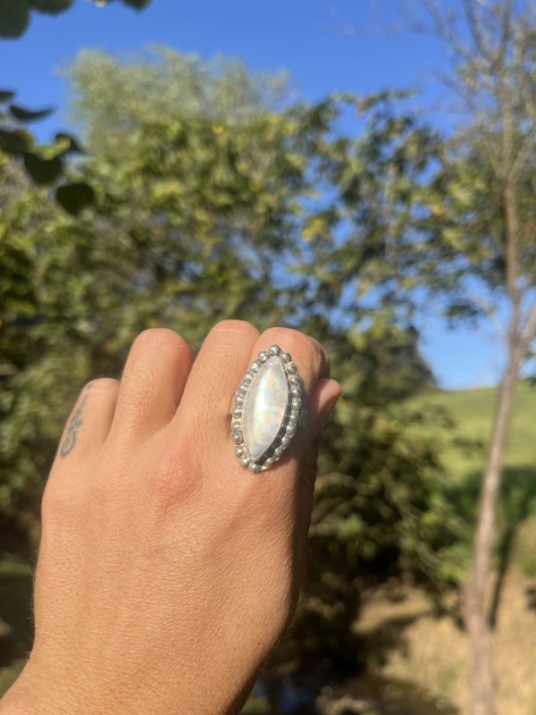 Anillo de Piedra de luna con dos puntas con bolitas