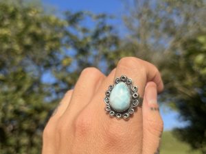 Anillo de Larimar lágrima estilo boho