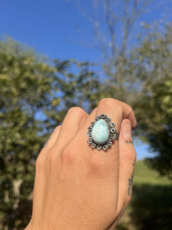 Anillo de Larimar lágrima estilo boho