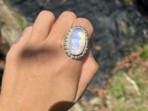 Anillo de Piedra de luna ovalado con bolitas