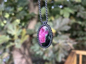 Colgante de Macramé de Rubí zoisita