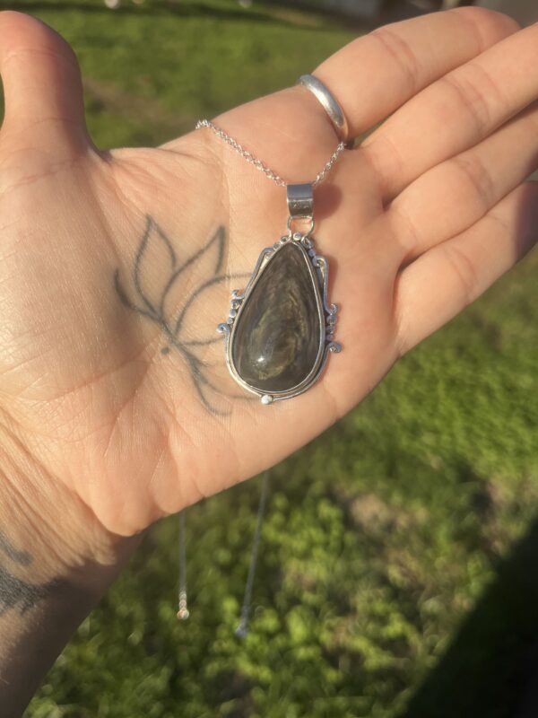 Colgante de Obsidiana Manto Huichol lágrima estilo boho