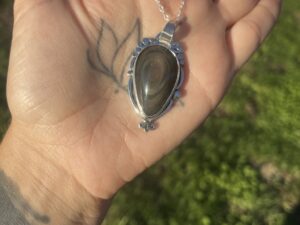 Colgante de Obsidiana Arcoíris lágrima estilo boho