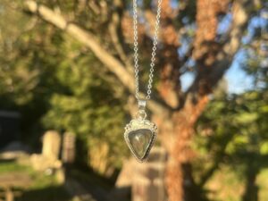 Colgantito mini de Obsidiana Manto Huichol lágrima con cordoncito