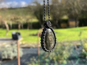 Colgante de Macramé de Obsidiana Manto Huichol