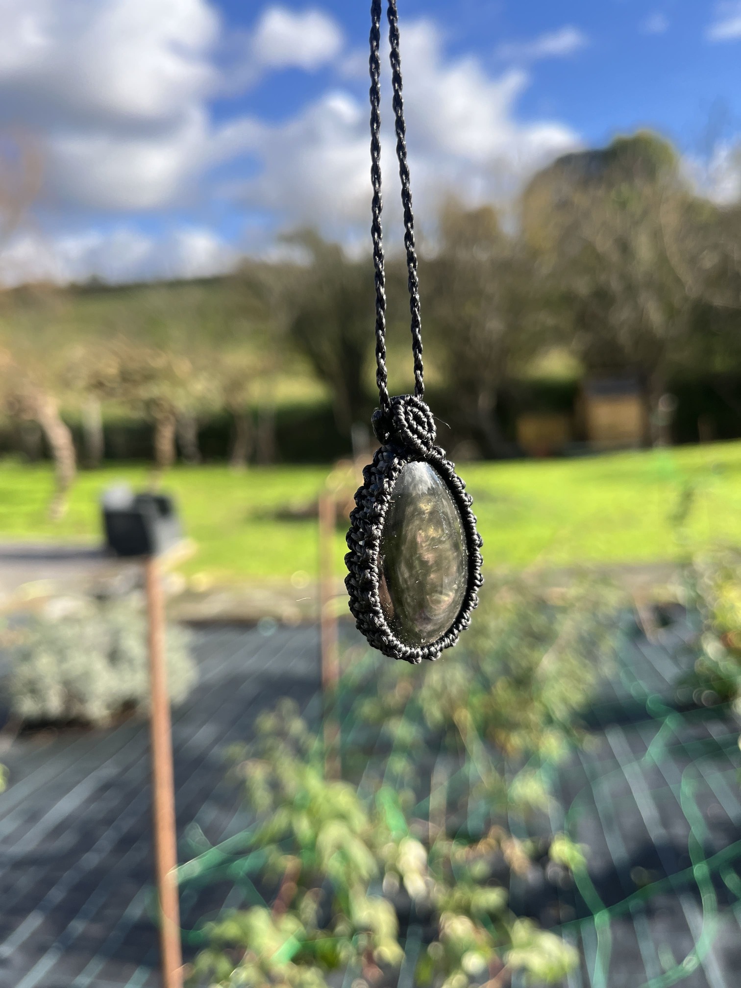 Colgante de Macramé de Obsidiana Manto Huichol