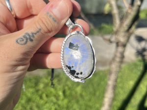 Colgante de Piedra de Luna Con Turmalina Negra