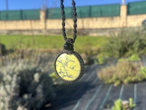 Colgante de Macramé de Serpentina de Perú sombra