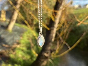 Colgante de Piedra de Luna dos puntas rústico