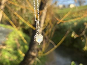 Colgante de Piedra de Luna estilo boho redondito