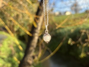 Colgante de Piedra de Luna estilo boho mini