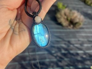 Colgante Macramé Labradorita con cuarzo rosa