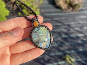 Colgante Macramé Labradorita con ojo de tigre