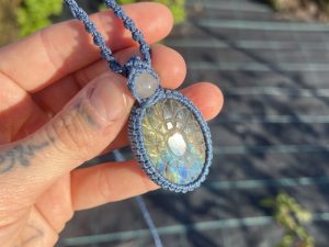 Colgante Macramé Labradorita con cuarzo rosa