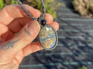 Colgante Macramé Labradorita tallada flor