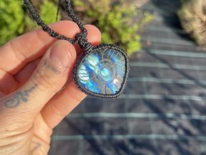 Colgante Macramé Labradorita lágrima azul