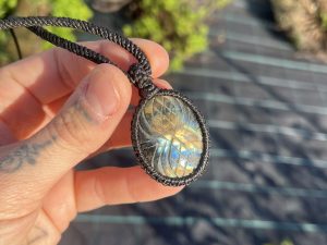 Colgante Macramé Labradorita destellos con punto peruano