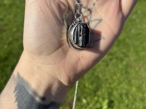 Colgante de Turmalina negra en bruto ovalada