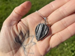 Colgante de Turmalina negra en bruto en lágrima