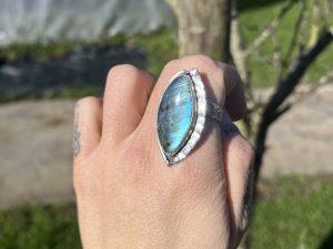 Anillo de labradorita dos puntas