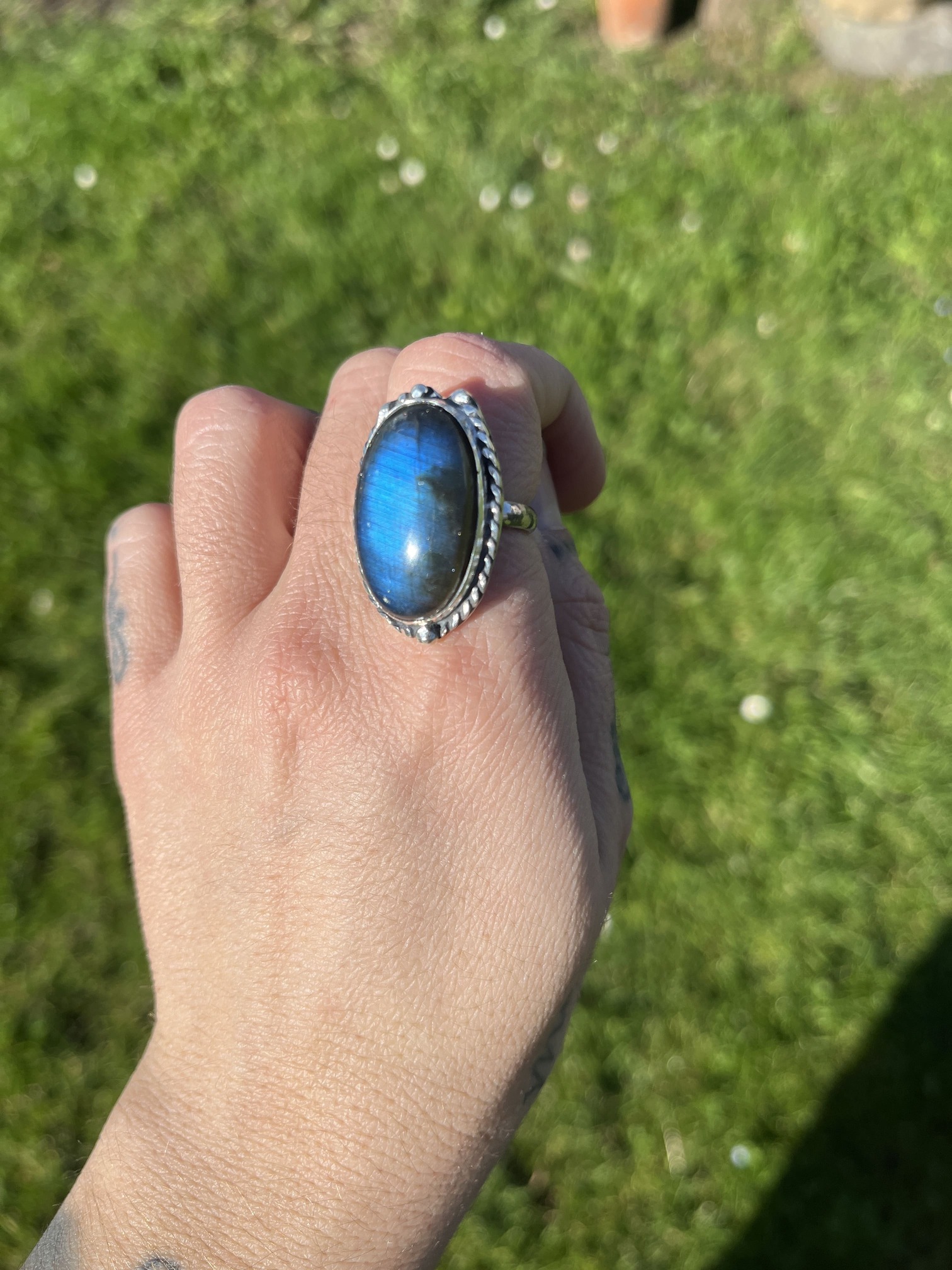 Anillo de labradorita azul oval