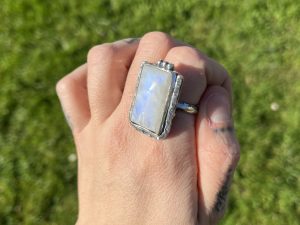 Anillo de Piedra de luna cuadrado