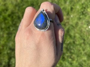 Anillo de labradorita azul lágrima