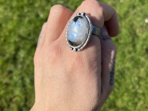 Anillo de Piedra de luna y Turmalina negra con bolitas