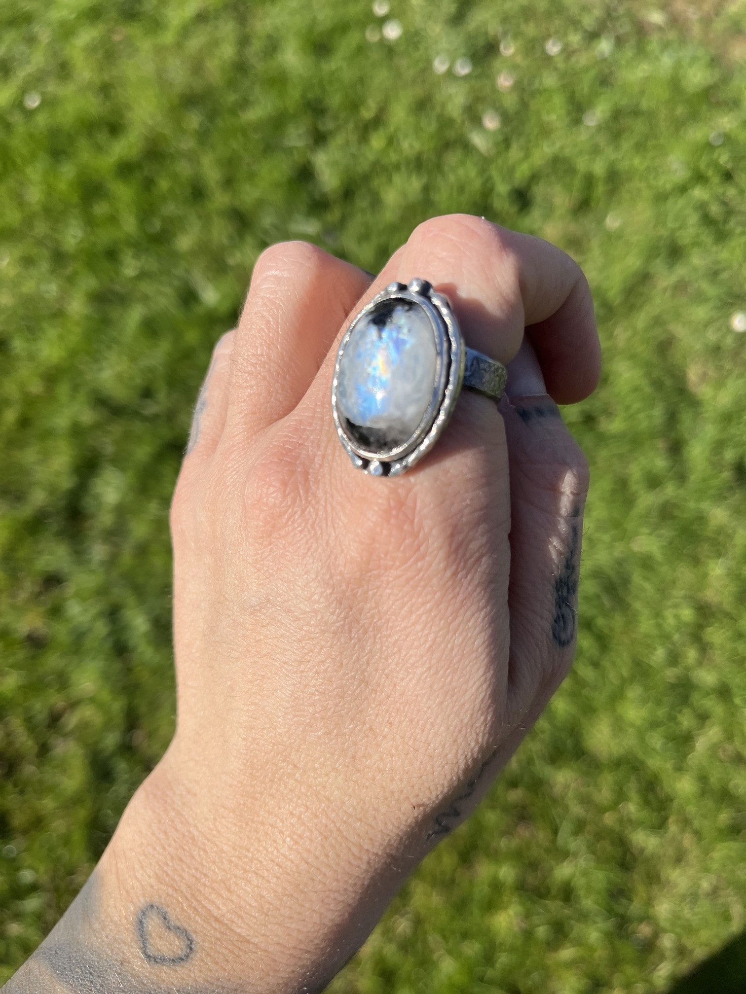 Anillo de Piedra de luna y Turmalina negra con bolitas