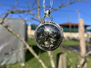 Colgante de Pirita con drusa abundancia