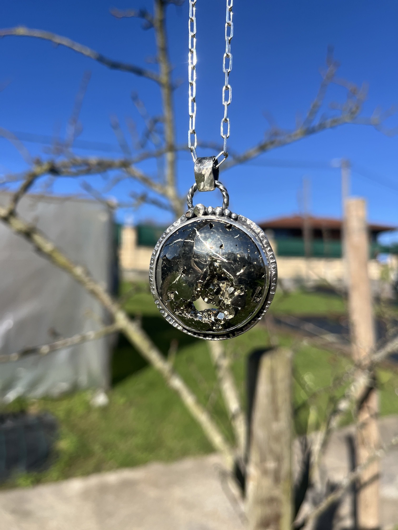 Colgante de Pirita con drusa abundancia