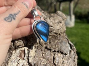 Colgante de Labradorita lágrima azul