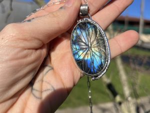 Colgante de Labradorita tallado con mandala