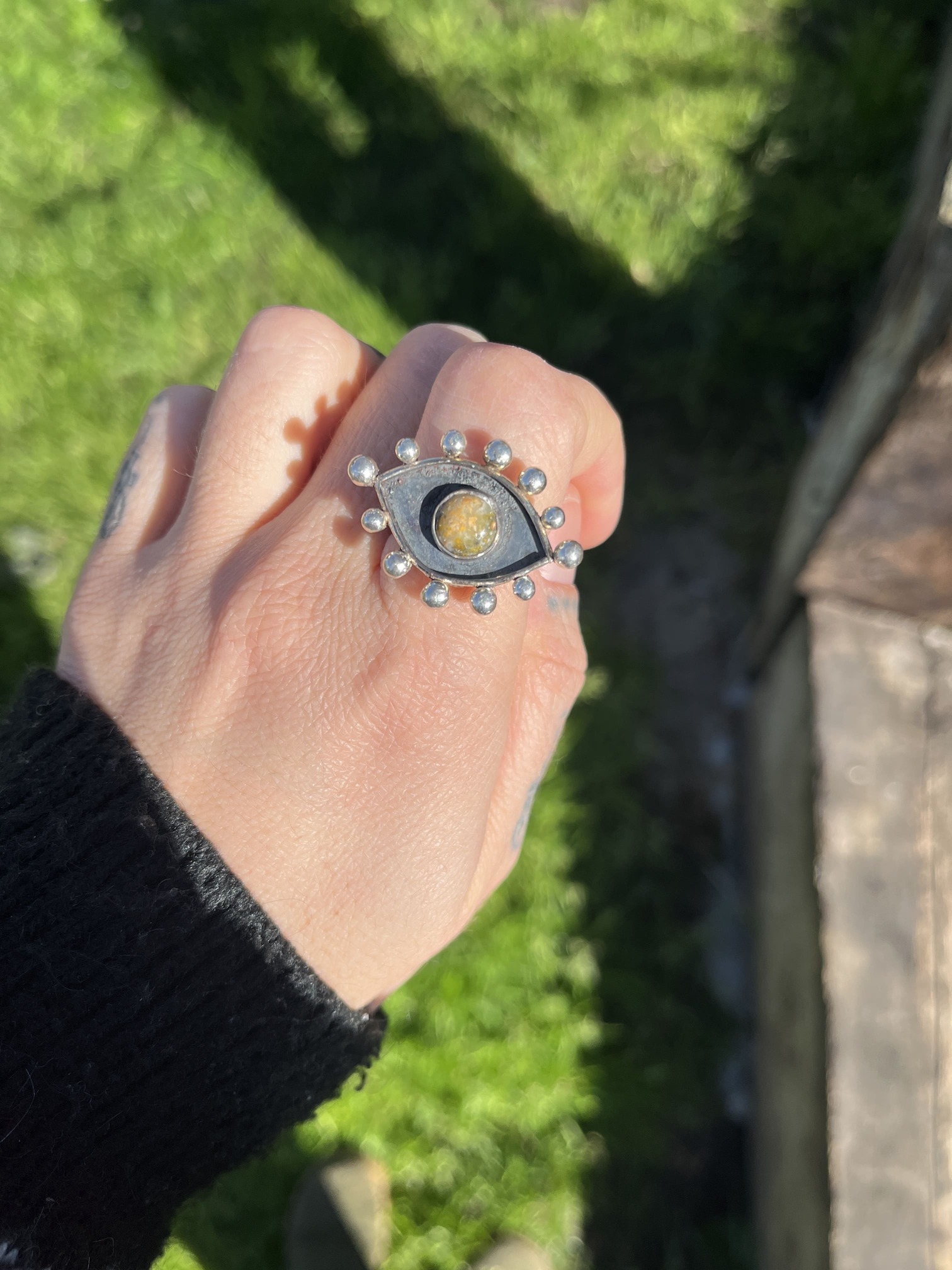 Anillo de Jaspe abejorro "Mirada interior"