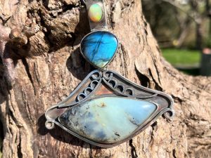 Colgante triple de Ópalo etíope, Labradorita y Ópalo andino