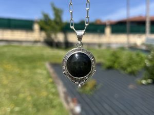 Colgante de Obsidiana Manto Huichol universo