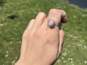 Anillo de rodocrosita con textura