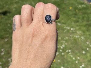 Anillo de sodalita con textura